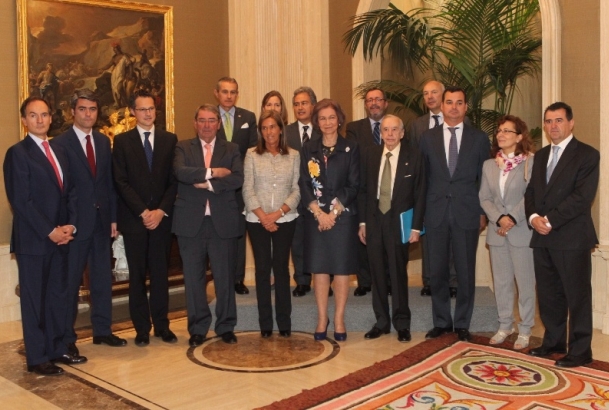 Fotografía de grupo de Su Majestad la Reina con la ministra de Sanidad, Servicios Sociales e Igualdad, el presidente de la FAD y los firmantes del acu